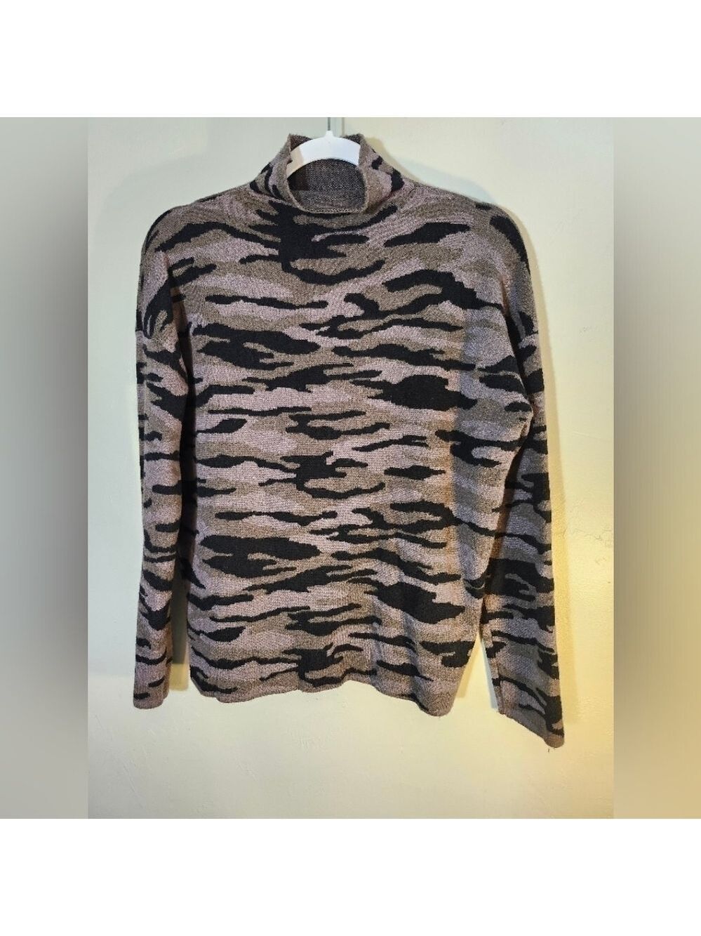 Tahari camo mock turtle neck sz L